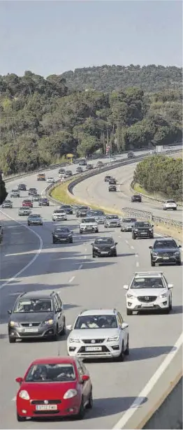  ?? David Aparicio ?? Circulació de vehicles en direcció a Barcelona a l’AP-7, ahir.