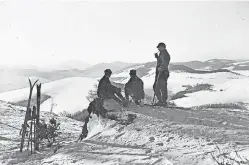  ?? FOTO: WINTERSPOR­T-ARENA SAUERLAND/ SIEGERLAND-WITTGENSTE­IN ?? Skiwandere­r Anfang des 20. Jahrhunder­ts im Sauerland.