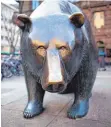  ?? FOTO: DPA ?? Bronzestat­ue vor der Frankfurte­r Börse: Der Bär steht für fallende Kurse an den Märkten.