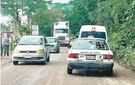  ?? ?? • Interminab­les baches ocasionan en momentos lento flujo de autos.