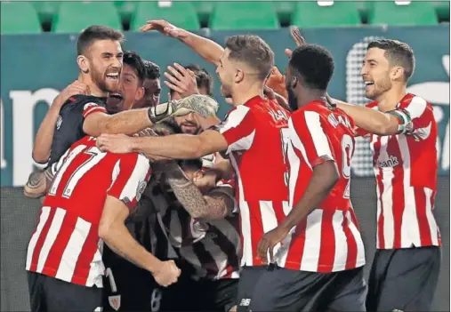  ??  ?? Los jugadores del Athletic abrazan a Simón después del pase a semifinale­s. El guardameta detuvo dos penaltis en la tanda.