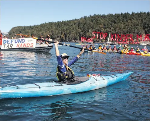  ?? TIM EXTON / AFP / GETTY IMAGES ?? ‘Kayaktivis­t’ Julie McElvain celebrates Saturday during training off the San Juan Islands in Washington state.