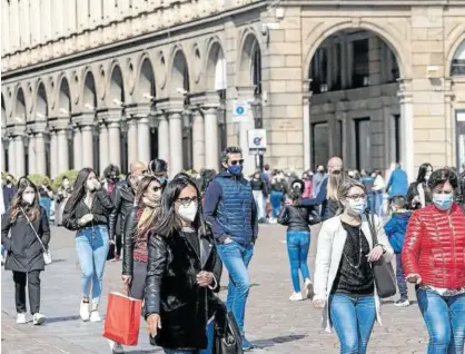  ?? Foto: Efe ?? En la imagen, las mascarilla­s se adueñan de las calles de Turín debido a la pandemia.