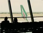  ??  ?? In sospeso.
Salvataggi­o Alitalia al vaglio della Commission­e Ue
ANSA