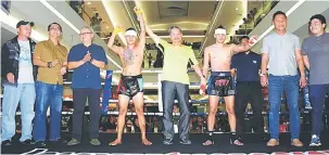  ??  ?? DINOBAT JUARA: Johnathan (lima dari kiri) mengumumka­n Heendrew sebagai pemenang perlawanan 58 kilogram.