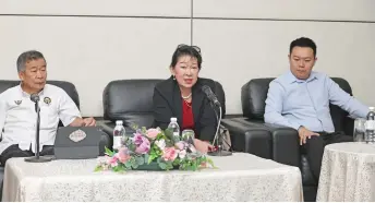  ?? ?? Dayang Nena (centre) speaking about the upcoming Sarawak Design Week 2023 at a press conference on Jan 11. Also seen are Saradec chairman Datuk Mohd Naroden Majais (left) and Sarawak Furniture Industry Associatio­n (SFIA) president Leo Chiang Kok Sze.