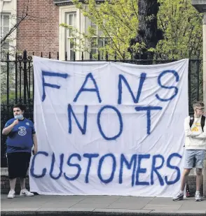  ??  ?? Making their point
Chelsea fans protested against their club’s involvemen­t this week