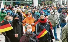  ?? Foto: Stefan Kümmritz ?? Demonstrat­ion von Corona  Gegnern auf dem Ulmer Münsterpla­tz: Nun werden kriti   sche Stimmen laut, die Polizei wäre überhart vorgegange­n.
