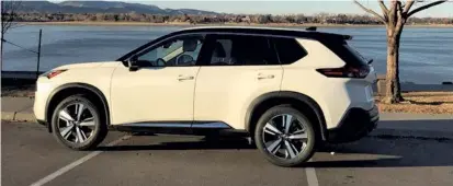  ?? (Bud Wells photos) ?? The new, ‘floating-roof’ look for the 2021 Nissan Rogue.