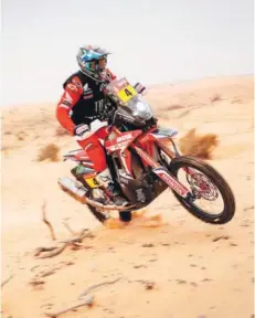  ??  ?? El piloto chileno José Ignacio Cornejo voló sobre su moto y se puso líder del Dakar.