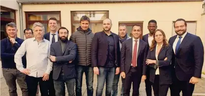  ?? ANSA ?? La foto della discordia. L’incontro di Luigi di Maio con alcuni esponenti dei Gilet Gialli, tra cui uno dei leader più controvers­i, Christophe Chalençon, il quinto da destra