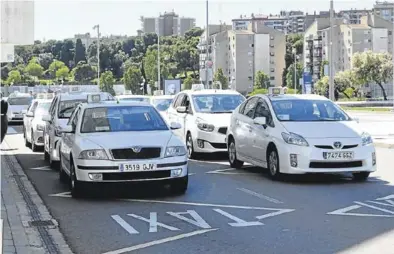  ?? ÁLVARO SÁNCHEZ ?? Varios taxistas en la parada de la estación Delicias, a la espera de prestar servicio.