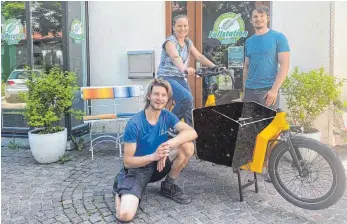  ?? FOTO: DÜRRENBERG­ER ?? Michaela Heizmann, Dr. Marcel Ritter und Maximilian Heise (sitzend), mit dem „Biberad“vor der Füllstatio­n.