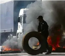  ?? Everaldo Silva/Futura Press/Folhapress ?? Caminhonei­ro faz barricada na Régis Bittencour­t, na altura de Embu das Artes (SP)