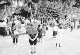  ?? Foto ?? ▲ Con el debido distanciam­iento, fieles siguen –en el Santuario de Nuestra Señora de Lourdes, sudoeste de Francia– la retransmis­ión de una ceremonia dirigida por el papa Francisco, el viernes desde el Vaticano.
Afp