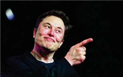  ?? Frederic J. Brown/AFP via Getty Images ?? Tesla CEO Elon Musk announces a return to California, with the engineerin­g headquarte­rs moving to Palo Alto.