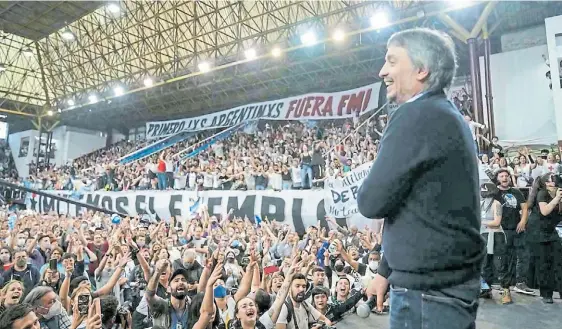  ?? ?? Cantos. Máximo Kirchner, ayer en Lanús. Cerró el acto en homenaje a su padre, a días del undécimo aniversari­o de su fallecimie­nto.