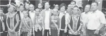  ??  ?? Harden (centre), flanked by SUPP Women chief Datin Jenifer William on his left, posing for a group photograph with the Semban ring ladies, SUPP local leaders and local community leaders