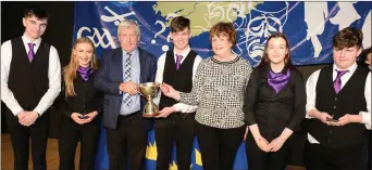  ?? Photos: John Tarrant ?? The Kilshannig Music Group collect the Munster Scor na nOg Cup from Jerry O’Sullivan, Chairman, Munster GAA and Margaret Whelan, Chairman, Munster Scór.