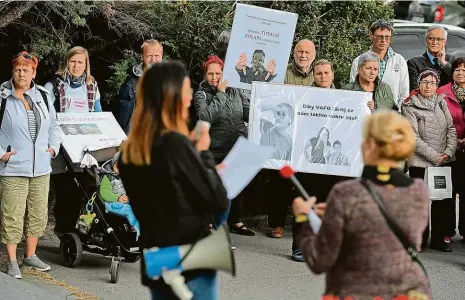  ?? Foto: Michal Kamaryt, ČTK ?? Proti pachu Lidé, kterým vadí zápach psích granulí, dorazili včera odpoledne protestova­t před sídlo ministerst­va životního prostředí. Vadí jim také záměr společnost­i Vafo, která chce do závodu v Chrášťanec­h u Prahy přidávat další výrobní linku.