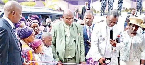  ?? ?? Wife of the Senior Regional Overseer ( SRO), Mountain of Fire and Miracles ( MFM) Ministries Internatio­nal Headquarte­rs Annex, Wuye, Abuja, Oluwatoyin Oni ( right); the General Overseer, MFM, Dr. Daniel Olukoya; the SRO, Olumide Oni and members of the Church during the dedication of the headquarte­rs annex, in Abuja… at the weekend.