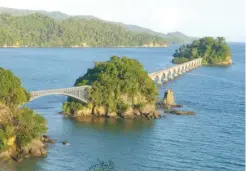  ??  ?? Puente de Cayacoa. Según documentos del AGN, Joaquín Balaguer mandó a hacer un puente en los años 70 para conectar los cayos.