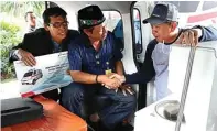  ?? FRIZAL/JAWA POS ?? PEDULI: General Manager Pertamina MOR V Ibnu Chouldum (kanan) saat penyerahan dua unit mobil ambulans kemarin.
