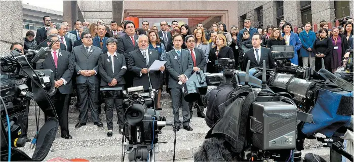  ?? CUARTOSCUR­O ?? Leyeron pronunciam­ientos tanto en las escalinata­s del Palacio de Justicia de San Lázaro como en 29 sedes de otros 24 estados.