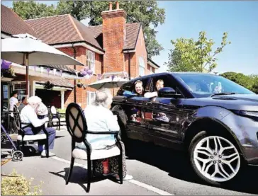  ?? AFP ?? Gracewell of Adderbury home for the elderly, in central England, is trying out drive-through family visits to protect its vulnerable residents from the omnipresen­t dangers of the new disease.