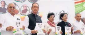  ?? SANJEEV SHARMA/HT PHOTO ?? ■ (From left) Bhupinder Singh Hooda, Ghulam Nabi Azad, Kumari Selja, Kiran Choudhary and Pawan Kumar Bansal release Congress manifesto in Chandigarh on Friday.