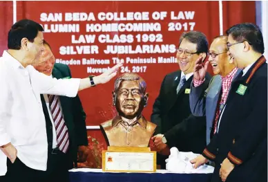  ??  ?? 'LION KING' – President Rodrigo Roa Duterte (left) is presented with a bust as he is recognized as ‘Bedan of the Year’ during the San Beda Law Annual Alumni Homecoming at The Peninsula Manila in Makati City Friday. Story on Page 10. (Malacañang photo)