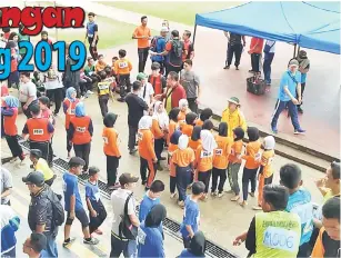  ??  ?? MERIAH: Para atlet sekolah mula berada di padang sebelum kejohanan dimulakan.