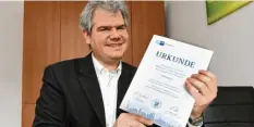  ?? Foto: Marcus Merk ?? Urkunde für Anwalt Carsten Krois: Die IHK hat ihn für sein Engagement als Prüfer ausgezeich­net.