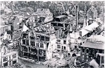  ?? FOTO: STADTARCHI­V NEUSS ?? Als auch in Neuss die Waffen schwiegen, war die Stadt stark zerstört. Nur noch ein Drittel der Wohnungen waren im Frühjahr 1945 zu nutzen, die Innenstadt– wie hier der Markt – ein Trümmerfel­d.