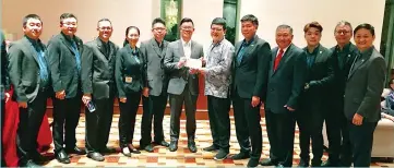  ??  ?? Minister of Agricultur­e and Food Industry Junz Wong receives the invitation from Dr Oh to officiate at the “2018 China Film Festival” launch in Kota Kinabalu.