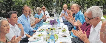  ?? FOTO: BUA ?? Die Seniorenwo­hngemeinsc­haft Villa Oppold hat Baden-Württember­gs Sozialmini­ster Manne Lucha (links) sowie Vertreter der Stadt und der Stiftung Bruderhaus Ravensburg in ihrem sommerlich­en Garten bewirtet.