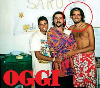  ??  ?? In Sicilia Alessandro Di Battista nel 2001, animatore in un villaggio turistico, in una delle foto pubblicate da