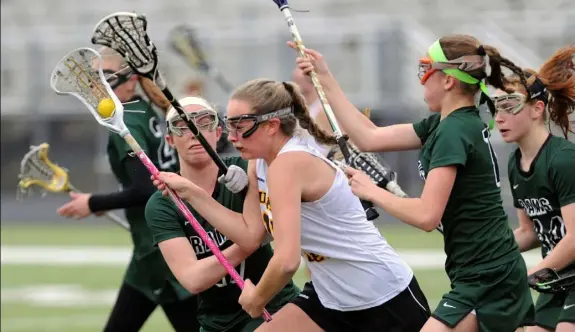  ?? John Heller/Post-Gazette ?? Quaker Valley's McKenna Bermann, center, is surrounded by Pine-Richland defenders as she advances the ball during a match April 16 at Quaker Valley.
