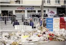  ??  ?? Hommage aux quatre jeunes victimes tuées lors de l’attaque du supermarch­é, le 9 janvier 2015.