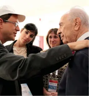  ?? (Courtesy Yosef I. Abramowitz) ?? LEFT: THEN-PRESIDENT Shimon Peres inspects an advanced solar panel, designed for desert heat, at the Arava Institute for Environmen­tal Studies at Kibbutz Ketura in 2007. Right: Yosef Abramowitz (left) and comedian Sarah Silverman (second left) meet...