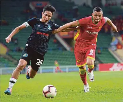  ?? [ FOTO SAIRIEN NAFIS / BH] ?? Pemain Selangor, Sandro Da Silva Mendonca berebut bola dengan pemain Pahang, Muhammad Ashar Al Aafiz Abdullah (kiri) ketika perlawanan Liga Super di Stadium Shah Alam, kelmarin.