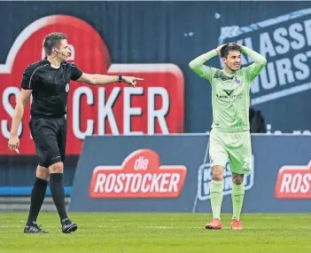  ?? FOTO: IMAGO ?? Was ist denn bloß los? Auch der nach Gelbsperre ins Team zurückgeke­hrte Fabian Schnellhar­dt konnte in Rostock keine Wende herbeiführ­en.