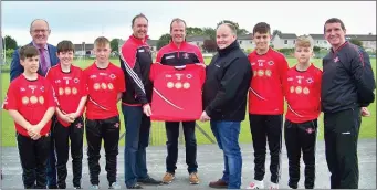 ??  ?? Enda O’Hehir of O’ Hehirs Bakery presenting a new set of Jerseys to John Clifford and Joe Campbell for the St. Marys Under 14 panel.