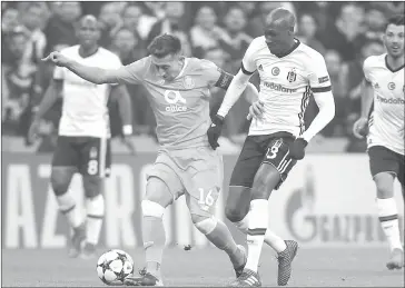  ?? THE CANADIAN PRESS/AP/LEFTERIS PITARAKIS ?? Besiktas' Atiba Hutchinson, right, and Porto's Hector Herrera, left, challenge for the ball during the Champions League Groug G soccer match between Besiktas Istanbul and FC Porto in Istanbul, Turkey, Tuesday, Nov. 21, 2017. Veteran midfielder...