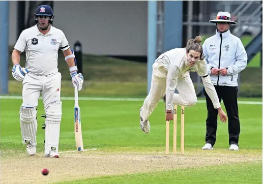  ?? PHOTO LINDA ROBERTSON ?? Final effort . . . Otago fast bowler Warren Barnes sends down a delivery during a Plunket Shield match against Auckland at the University of Otago Oval yesterday. Watching are umpire Shaun Haig and Aces batsman Matt McEwan.