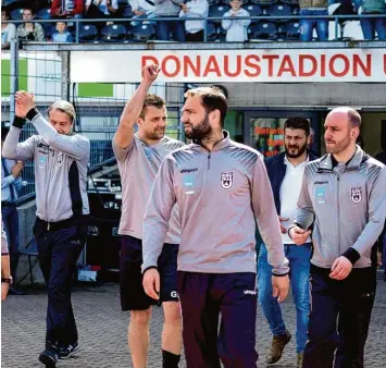  ?? Foto: Horst Hörger ?? Noch stehen Spatzen Trainer Tobias Flitsch (Mitte) und sein Team zusammen mit dem Sportliche­n Leiter Lutz Siebrecht (links) vor sportliche­n Aufgaben. Ziel ist der Gewinn des WFV Pokals.