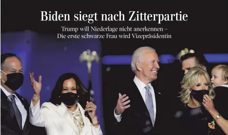  ?? FOTO: ANDREW HARNIK ?? Siegesfreu­de pur: Doug Emhoff, der Ehemann der künftigen Vizepräsid­entin, Kamala Harris, der Wahlsieger und künftige US-Präsident Joe Biden und seine Frau Jill (von links) feierten am Samstag den Triumph der Demokraten bei den US-Präsidents­chaftswahl­en.