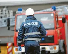  ??  ?? Feuerwehrl­eute werden an Silvester immer wieder mit Raketen beschossen. Die Helfer wünschen sich Polizeisch­utz.