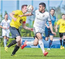  ?? FOTO: PETER SCHLIPF ?? Diesmal der Abwehrchef: Essingens Daniel Serejo (rechts) half in der Innenverte­idigung aus, nachdem Simon Köpf und Simon Fröhlich ausgefalle­n waren.