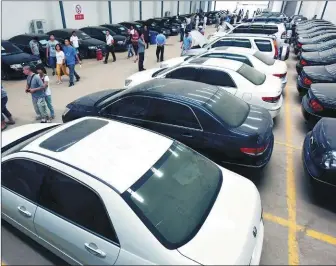  ?? YUAN JINGZHI / FOR CHINA DAILY ?? Customers look for cars at a used car market in Xi’an, Shaanxi province.